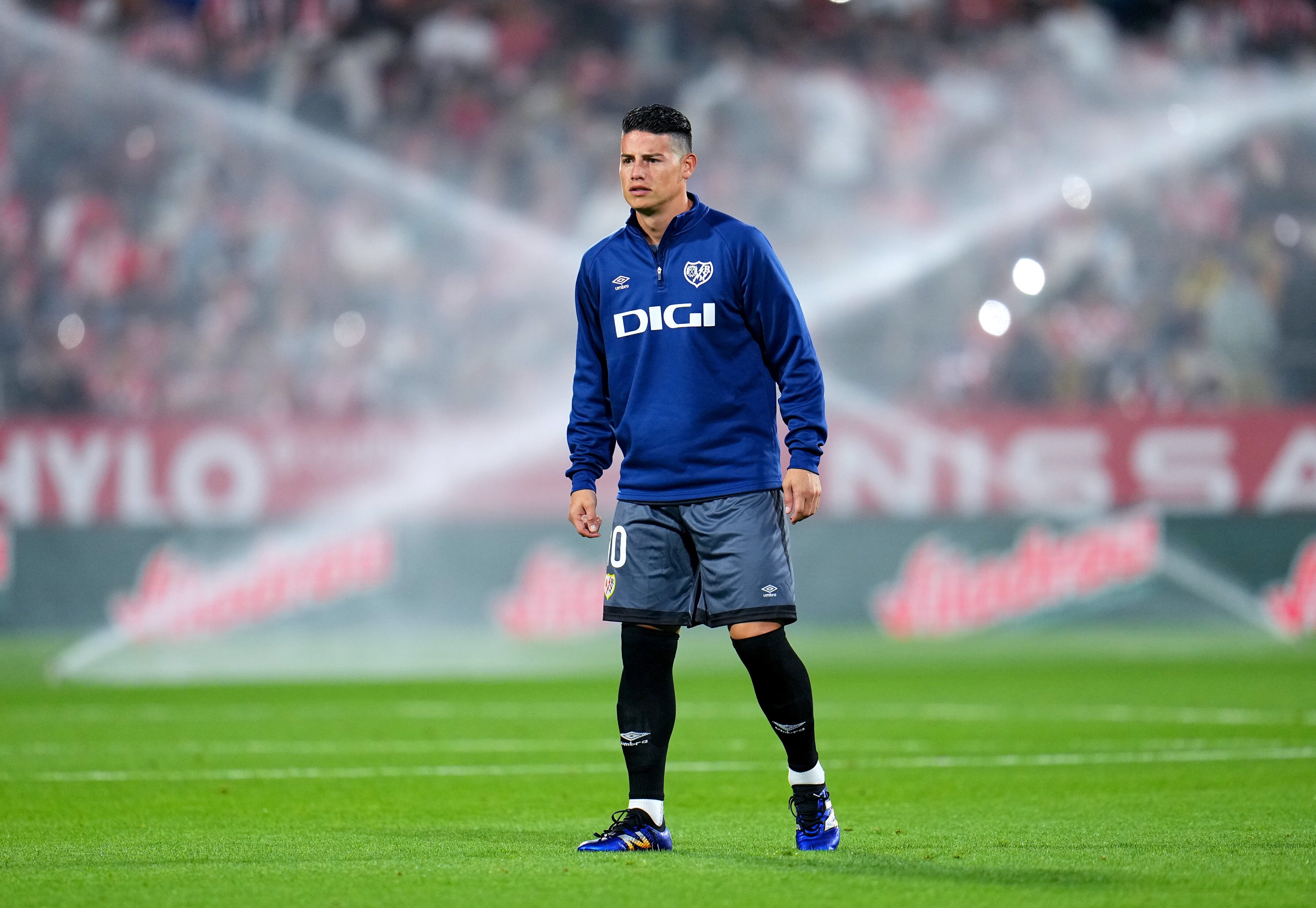 GIRONA, SPAIN - SEPTEMBER 25: James Rodriguez of Rayo Vallecano warms up prior to the La Liga EA Sports match between Girona FC and Rayo Vallecano at Montilivi Stadium on September 25, 2024 in Girona, Spain. (Photo by Aitor Alcalde/Getty Images)