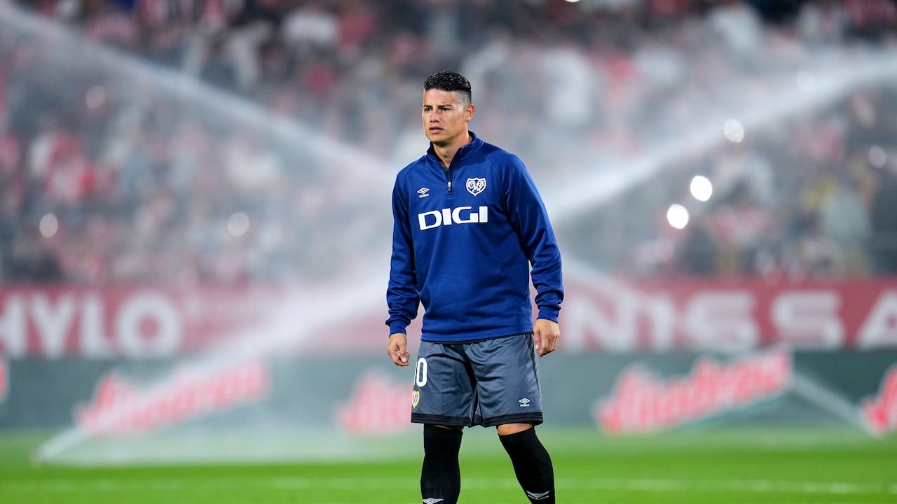 GIRONA, SPAIN - SEPTEMBER 25: James Rodriguez of Rayo Vallecano warms up prior to the La Liga EA Sports match between Girona FC and Rayo Vallecano at Montilivi Stadium on September 25, 2024 in Girona, Spain. (Photo by Aitor Alcalde/Getty Images)