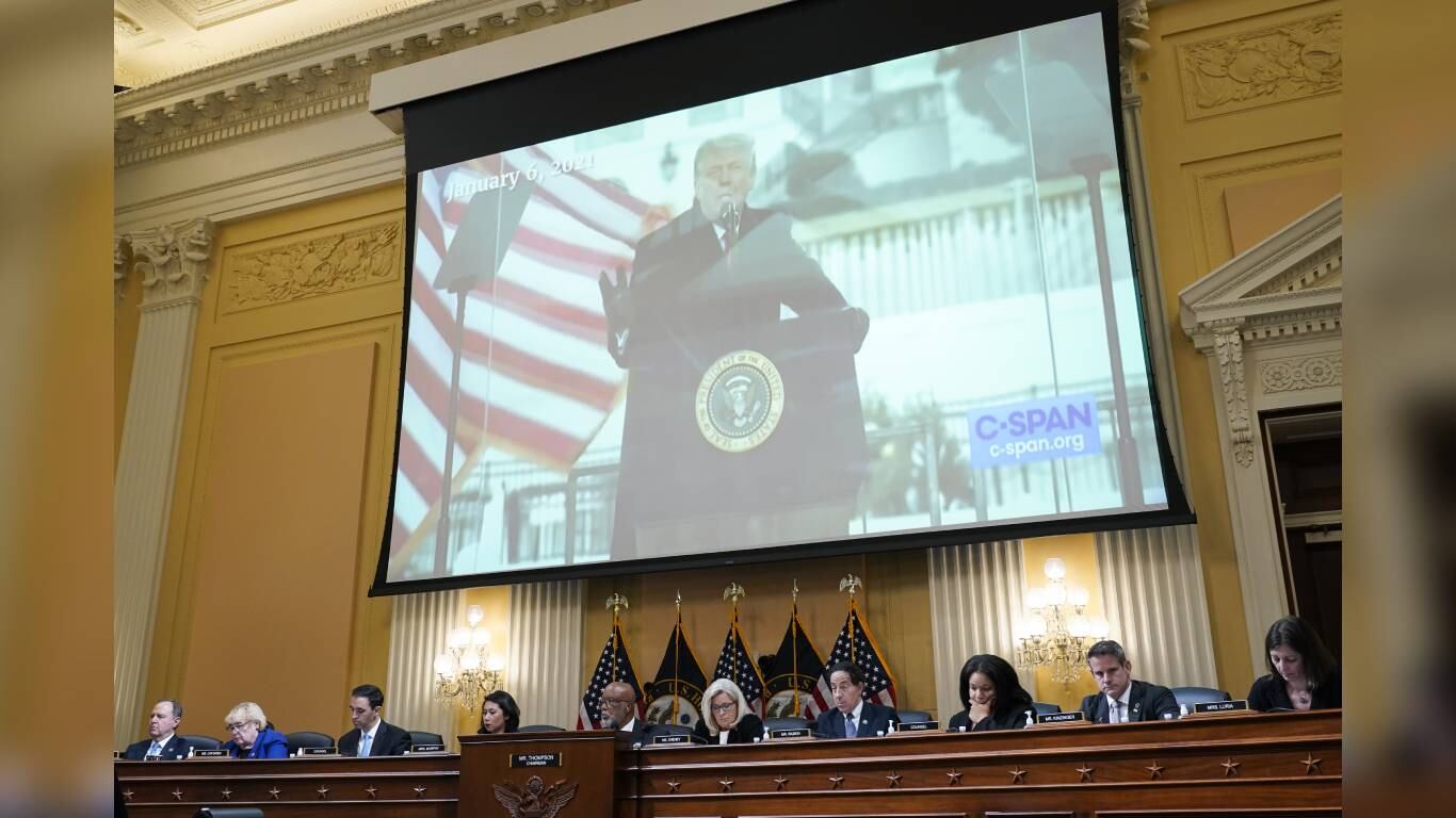 Un vídeo del entonces presidente Donald Trump, mientras el comité selecto de la Cámara de Representantes que investiga el ataque del 6 de enero en el Capitolio de Estados Unidos celebra una audiencia en el Capitolio en Washington, el martes 12 de julio de 2022. Foto: AP/J. Scott Applewhite.