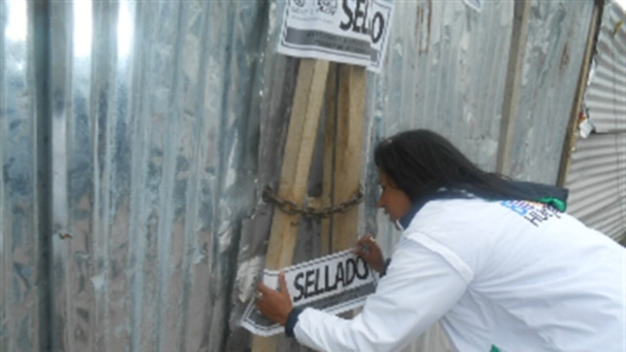 En el proyecto ejecutado por la Urbanizadora Marín Valencia-Marval, se realizó un inadecuado manejo de los residuos de construcción y demolición para la adecuación o nivelación dentro de la obra.