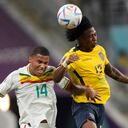 Angelo Preciado de Ecuador, a la derecha, y Formose Mendy de Senegal disputan el balón durante el partido de fútbol del grupo A de la Copa Mundial entre Ecuador y Senegal, en el Estadio Internacional Khalifa en Doha, Qatar, el martes 29 de noviembre de 2022.