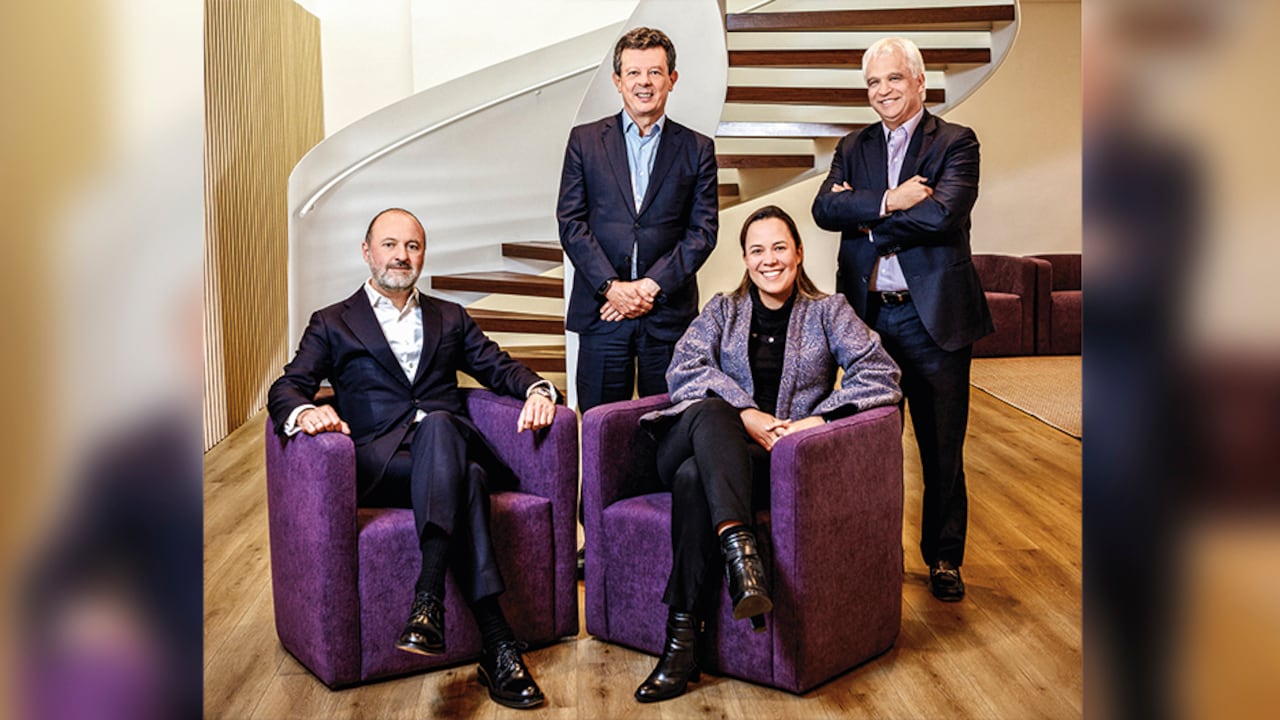 De pie, Mauricio Piñeros, country chair de Pérez-Llorca, Gómez-Pinzón (izq.) y José Luis Suárez, socio de Pérez-Llorca, Gómez-Pinzón. Sentados, Iván Delgado, socio ejecutivo internacional de Pérez-Llorca, y Paola Larrahondo, socia de Pérez-Llorca, Gómez-Pinzón.