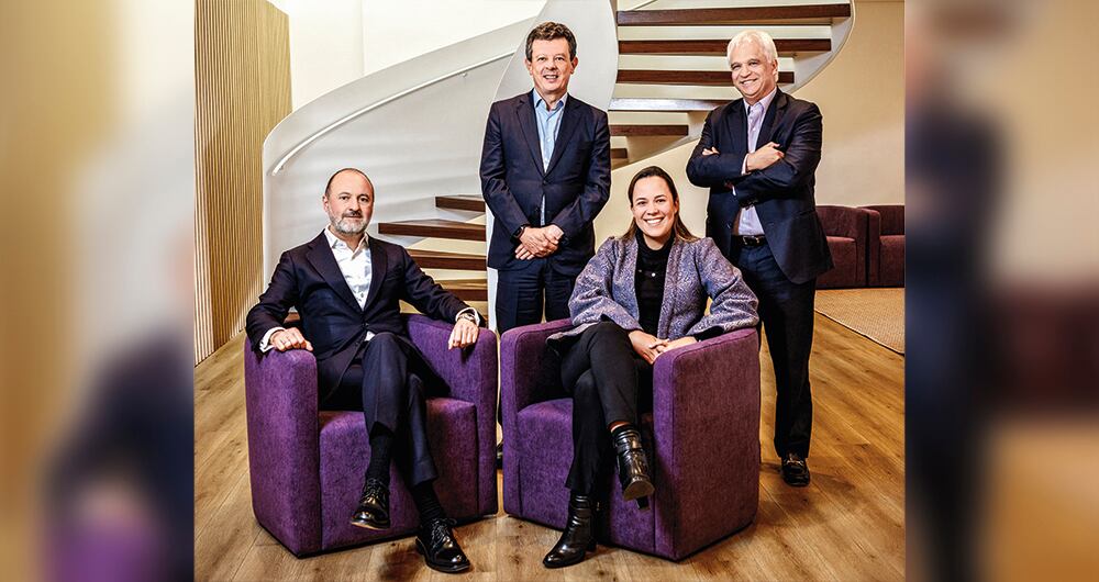 De pie, Mauricio Piñeros, country chair de Pérez-Llorca, Gómez-Pinzón (izq.) y José Luis Suárez, socio de Pérez-Llorca, Gómez-Pinzón. Sentados, Iván Delgado, socio ejecutivo internacional de Pérez-Llorca, y Paola Larrahondo, socia de Pérez-Llorca, Gómez-Pinzón.