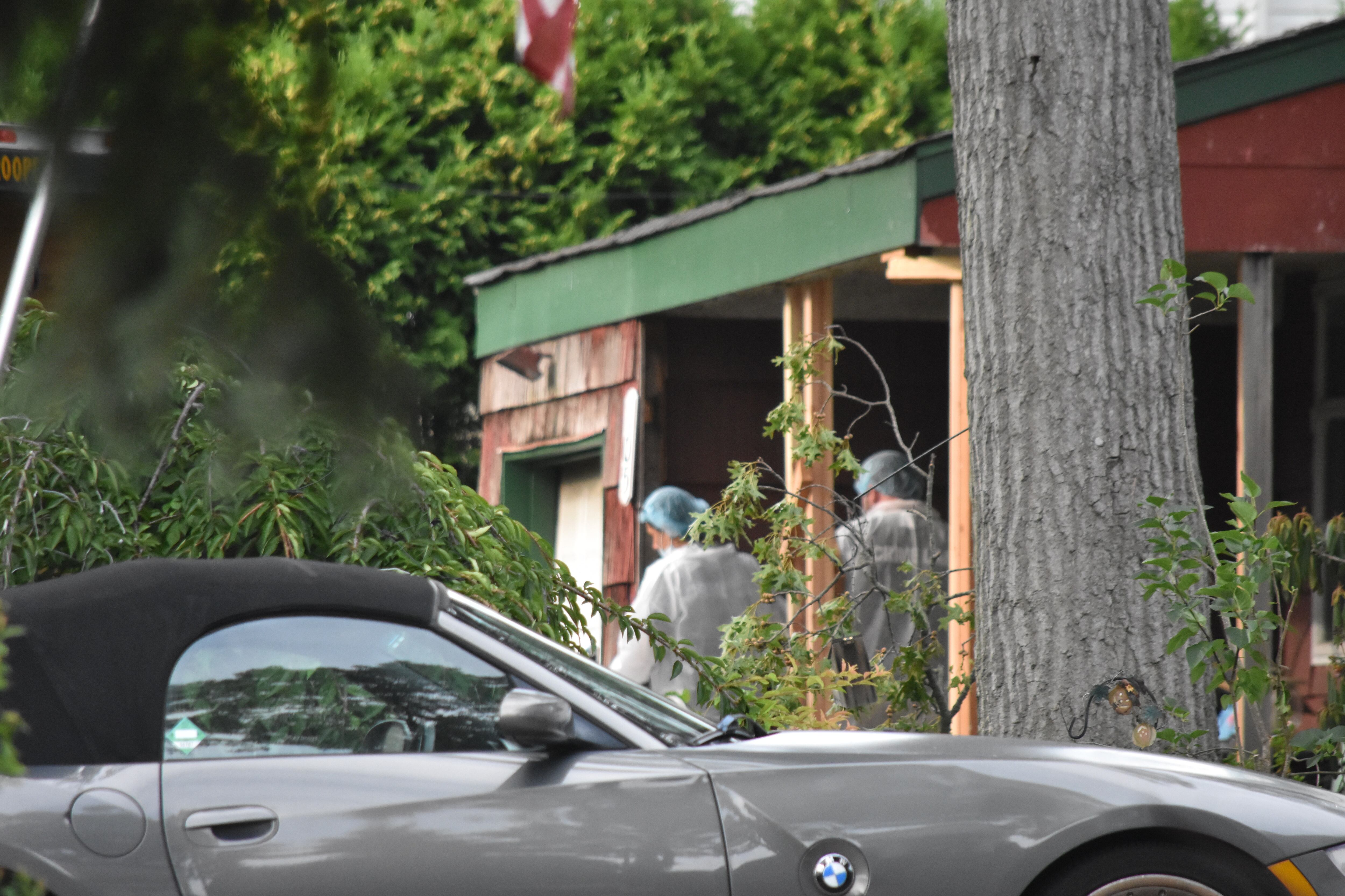 Los investigadores de la escena del crimen sacan evidencia de la casa de Rex Heuermann, quien fue arrestado como sospechoso de los asesinatos en serie de Gilgo Beach en Massapequa Park, Long Island, Nueva York el 14 de julio de 2023 Presencia policial masiva en First Avenue y Michigan Avenue cuando la policía detuvo a Heuermann, quien creen que está involucrado en los asesinatos en serie de Gilgo Beach.