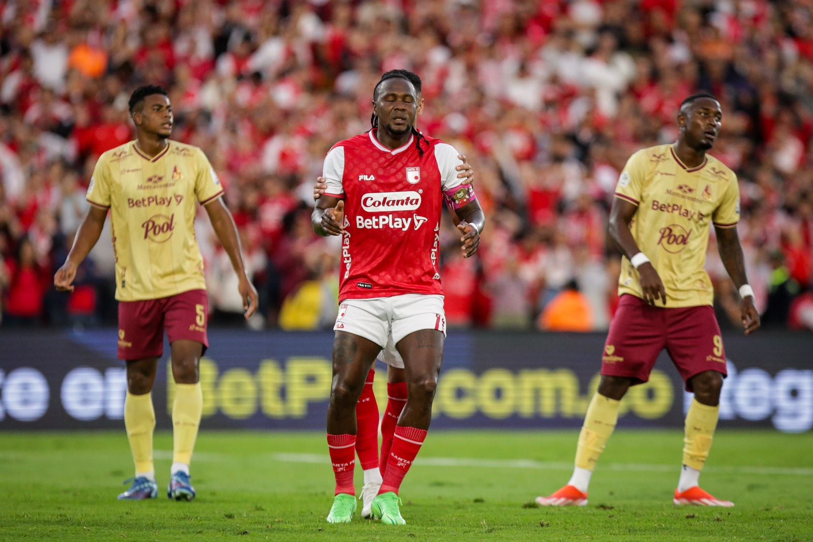Imagen del partido entre Independiente Santa Fe y Deportes Tolima por la fecha 1 del Grupo B de los cuadrangulares semifinales de la Liga colombiana 2024.