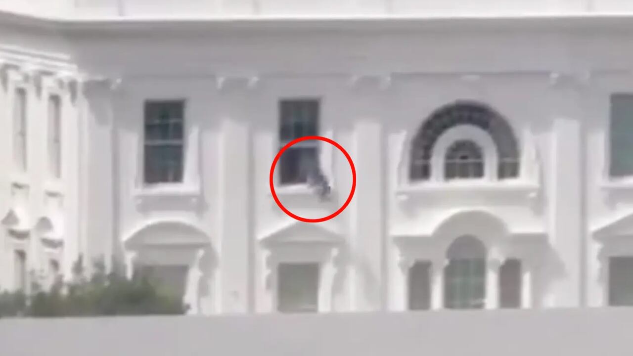 El video muestra los objetos extraños cayendo de la Casa Blanca.