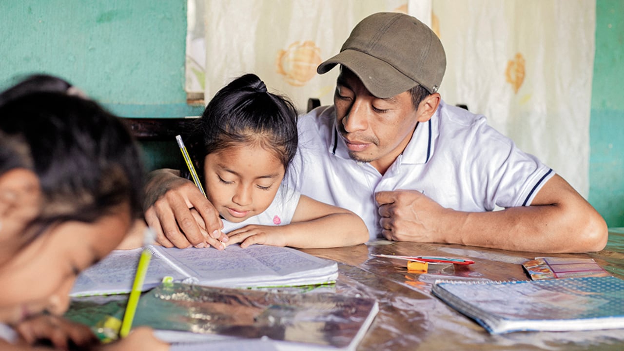 Arauca, Tolima y Antioquia son las regiones más afectadas por la fuga de profesores amenazados por los criminales. Piden ayuda urgente del Gobierno nacional.