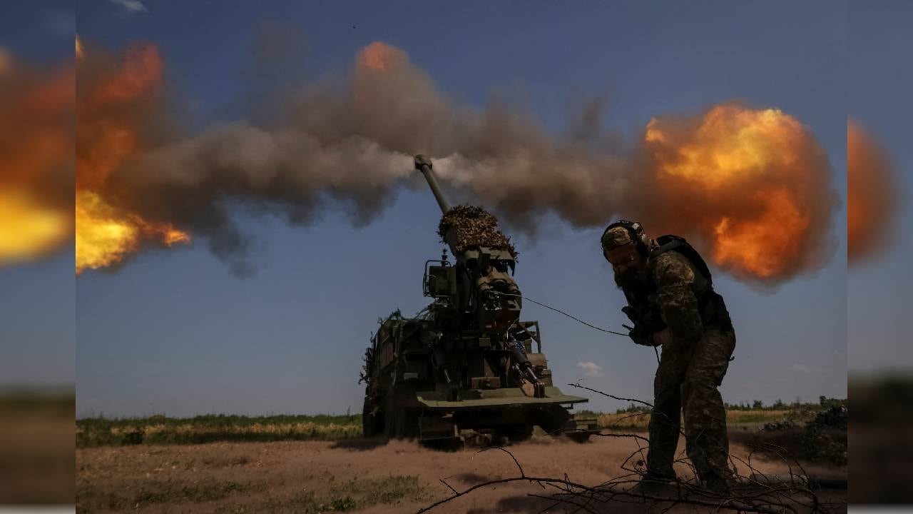 Un militar ucraniano dispara un obús autopropulsado hacia las tropas rusas en una posición cerca de la ciudad de Bajmut.