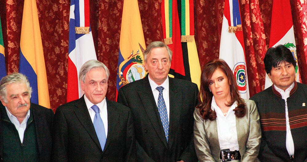 Mujica le ganó el balotaje de 2009 a Luis Lacalle Herrera y allí comenzó su lustro de gloria como presidente de Uruguay. Su austeridad, su estilo de vida como un anacoreta y sus discursos inspiradores para los jóvenes parecen ser la explicación de su éxito internacional.