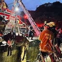 El Cuerpo de Bomberos tuvo que rescatar a una vaca que cayó a un canal de aguas residuales en Bogotá.