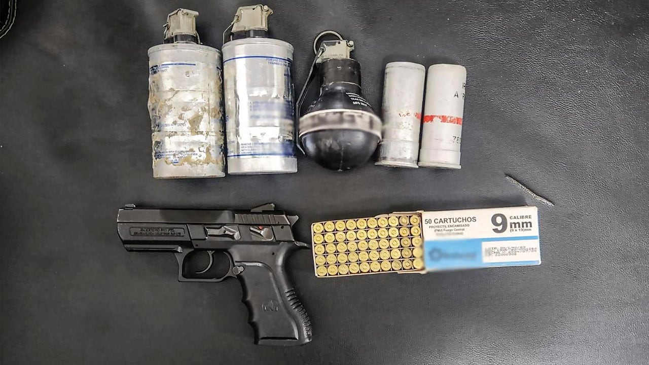 De acuerdo con las pesquisas, el uniformado se robaba granadas de fragmentación, cintas para ametralladoras calibre 7.62, entre otras referencias de municiones.