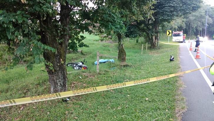 El joven cayó, junto con su motocicleta, sobre un pastizal.