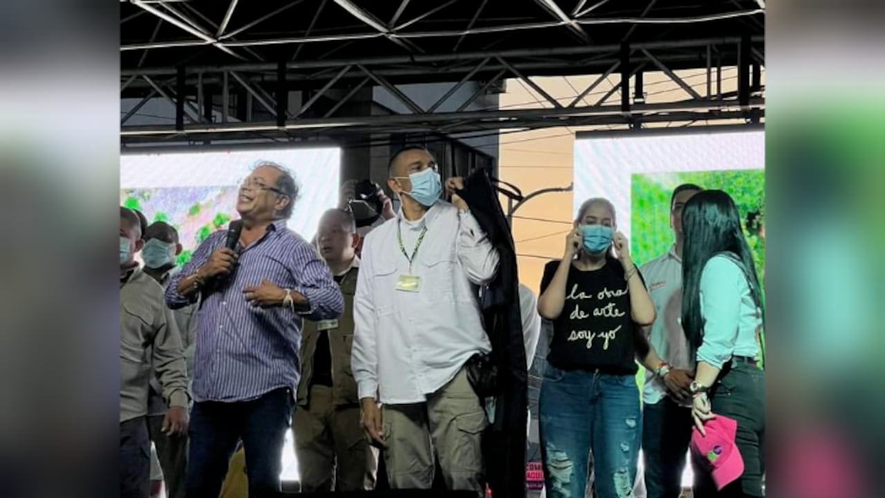 Gustavo Petro y detrás suyo, de blusa negra, Nancy 'Chofy' Jattin