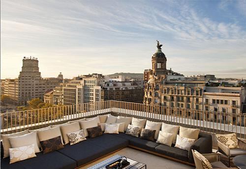 2. Mandarin Oriental, Barcelona - Costo: Desde US$440 – Apertura: Septiembre de 2009 – Ubicado en la parte comercial y de compras de Barcelona, este edificio que era un banco a mediados del siglo, fue renovado por completo. Tiene 98 habitaciones diseñadas por la española Patricia Urquiola. Cuatro salones de reuniones con capacidad para 18 personas cada uno y equipafos con tecnología que permite realizar conferencias en línea nacionales e internacionales. También tienen un coordinador de reuniones y un mayordomo.

