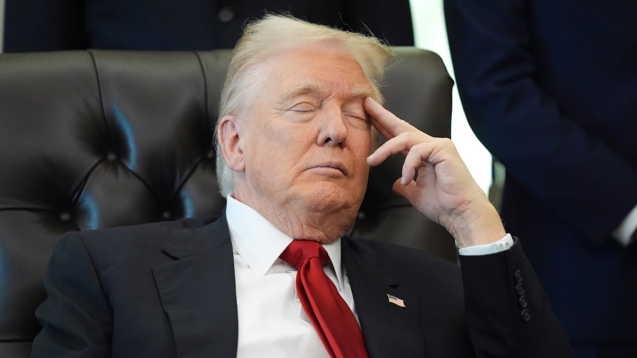 El presidente Trump, al parecer, se quedó dormido en una conferencia de salud.