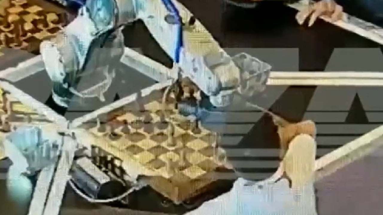 El menor aparentemente no respetó las normas de seguridad, y no esperó a que se completara el movimiento de fichas por parte del robot.