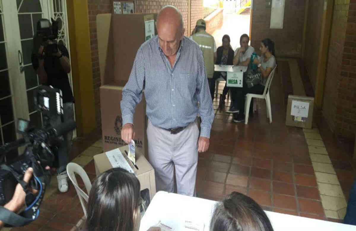 Maurice Armitage, alcalde de Cali, votó en la mesa 3 del puesto de votación instalado en el Colegio Bennett de la ciudad. Foto: Luis Ángel Murcia.