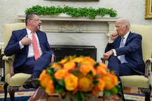 El presidente de EEUU Joe Biden se reúne con su homólogo de Costa Rica Rodrigo Chaves en la Oficina Oval de la Casa Blanca en Washington, el martes 29 de agosto de 2023.(AP Foto/Susan Walsh)