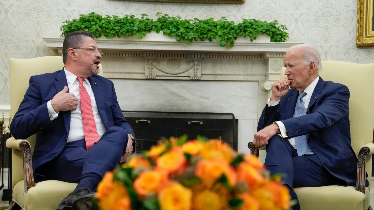 El presidente de Estados Unidos, Joe Biden, con su homólogo de Costa Rica, Rodrigo Chaves, en la Oficina Oval de la Casa Blanca en Washington, el martes 29 de agosto de 2023. (AP Foto/Susan Walsh).