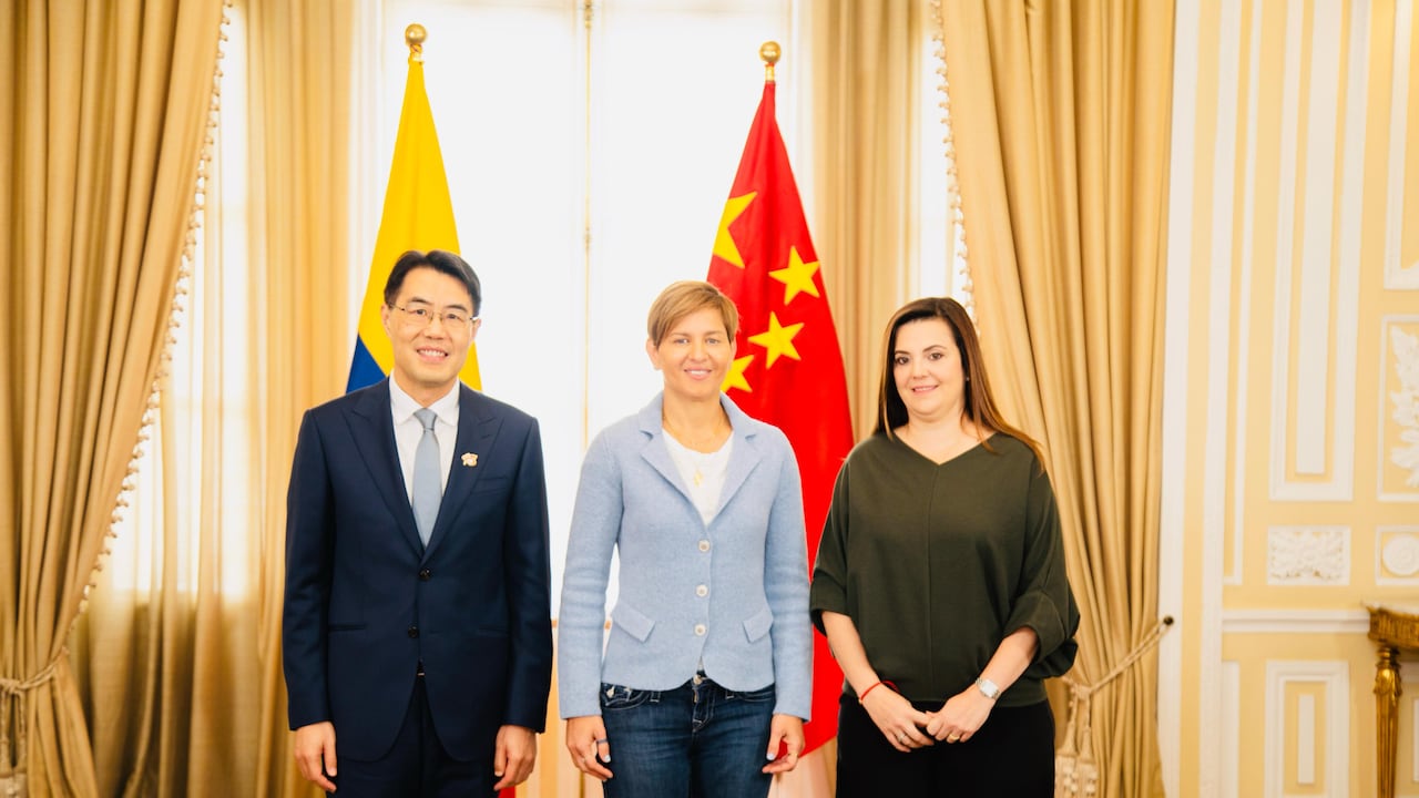 Verónica Alcocer y el embajador de China en Colombia, Zhu Jingyang.