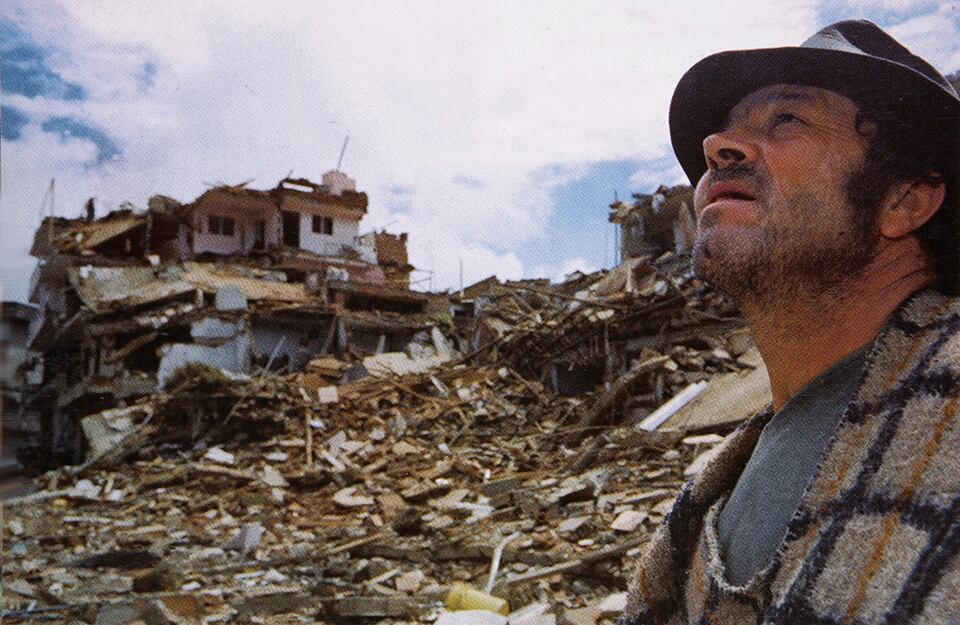 Granada, Antioquia. 6 de diciembre de 2000. Un carro bomba en frente de la estación de Policía y varios cilindros lanzados por las Farc dejaron 22 personas muertas y 25 heridas. (Foto: Édgar Domínguez )