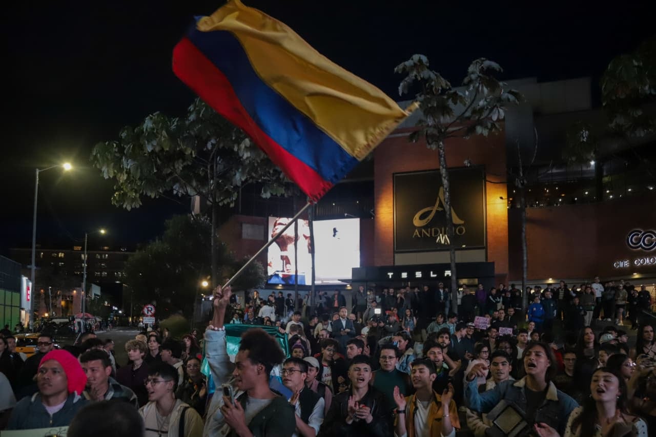 Manifestantes de la comunidad LGTBIQ+ en el Centro Comercial Andino.
