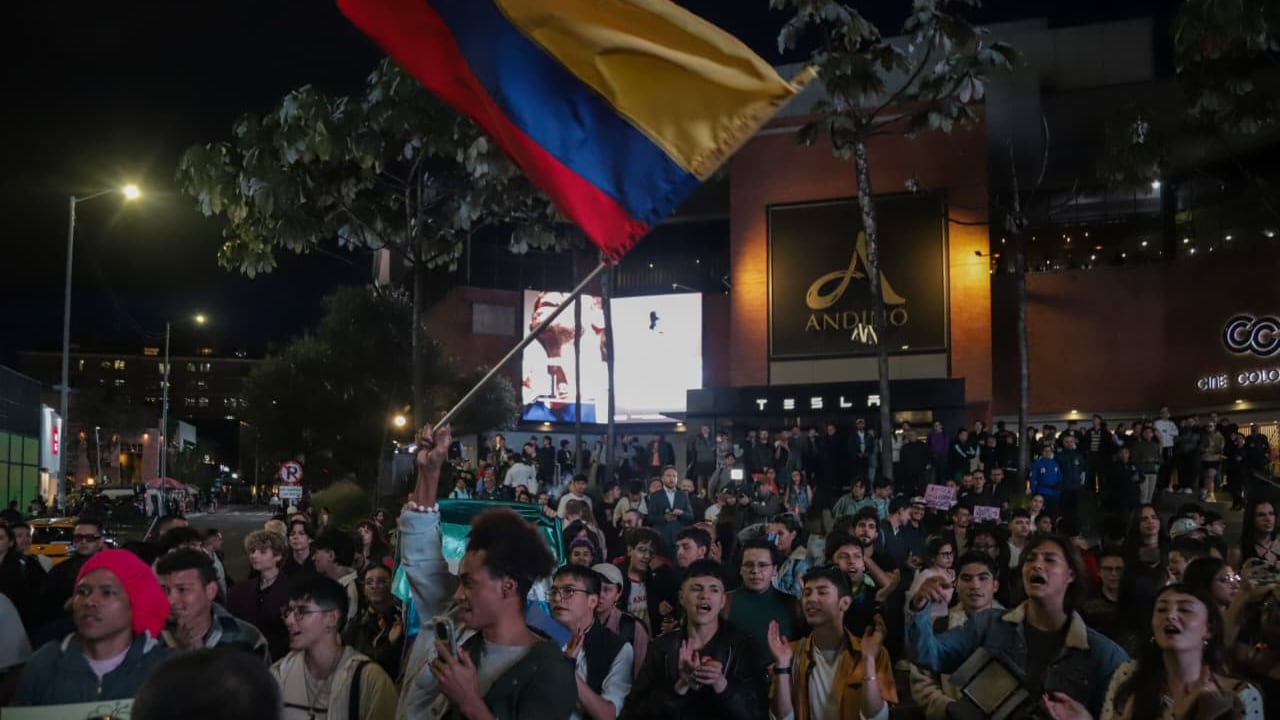 Manifestantes de la comunidad LGTBIQ+ en el centro comercial Andino.