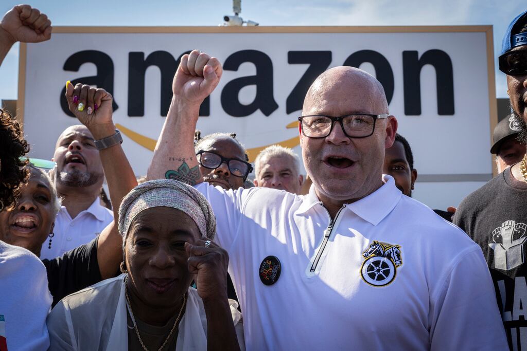 El presidente general de Teamsters, Sean M. O'Brien, centro, se reúne con trabajadores de Amazon afuera de las instalaciones de Staten Island Amazon JFK8, el 19 de junio de 2024, en Nueva York. (Foto AP/ Stefan Jeremiah, Archivo)
