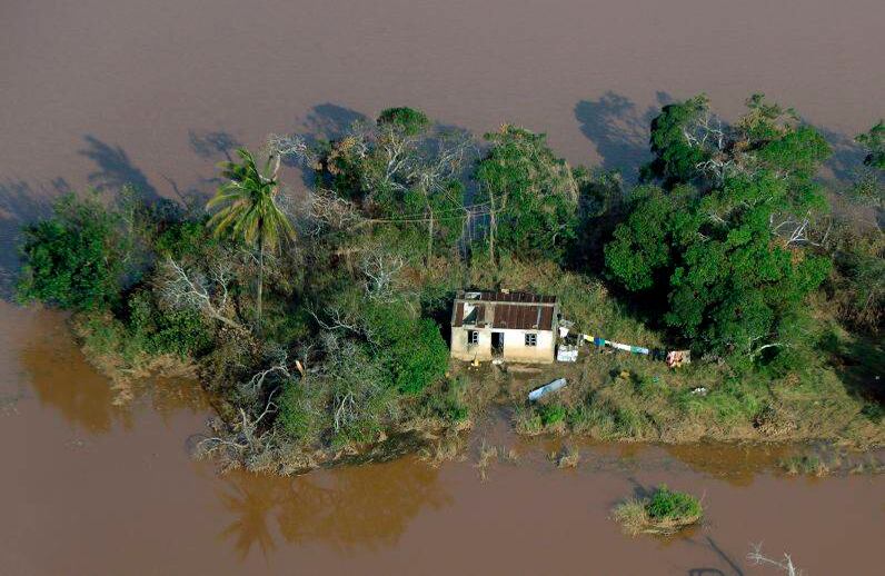 28 de marzo - Una casa encerrada por el agua cerca de Beira en Mozambique, África, después de que el Ciclón Idái azotó a la región. Se estima que el fenómeno natural dejó cerca de un millón de personas sin vida. Las preocupaciones actuales es que reaparezcan los brotes de cólera con más intensidad, por las condiciones de salubridad. FOTO:  Themba Hadebe/AP