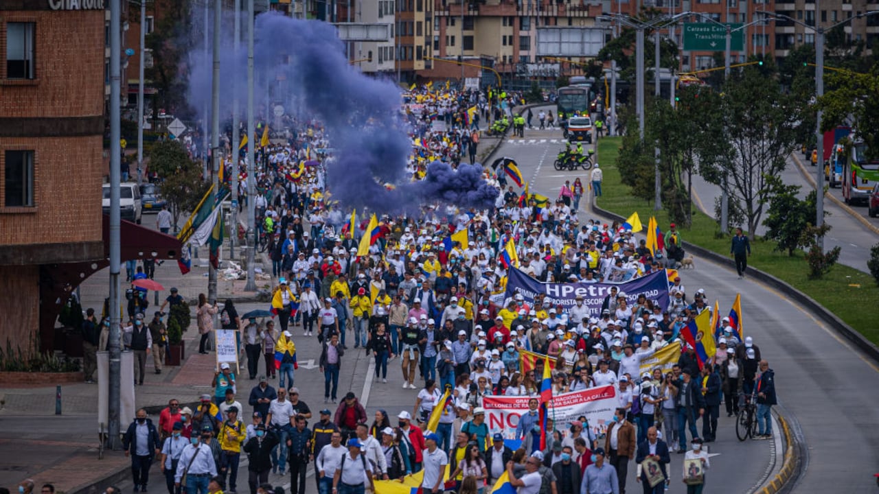 Manifestantes antigubernamentales gritan consignas durante una protesta contra la reforma tributaria propuesta por el presidente Gustavo Petro, en la avenida El Dorado, el 26 de septiembre de 2022 en Bogotá, Colombia. (Foto de Diego Cuevas/Getty Images)
