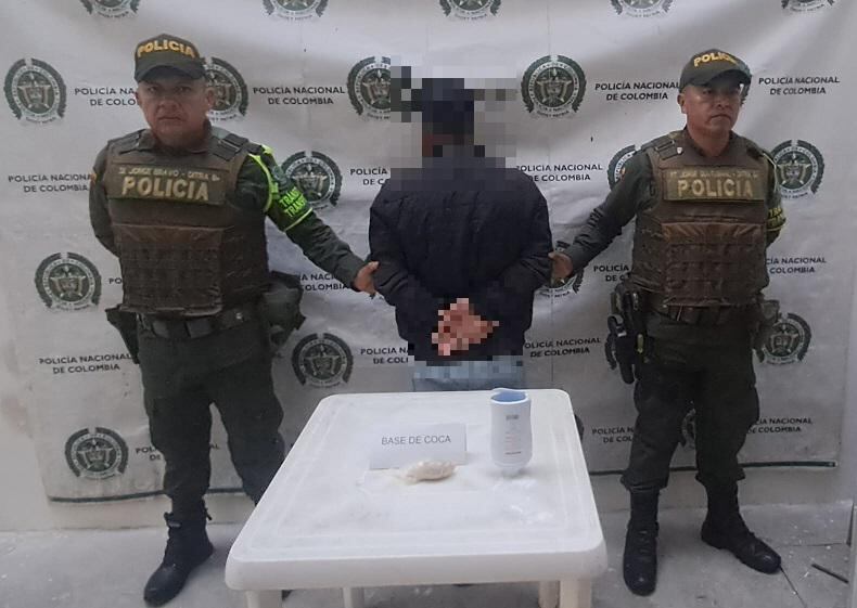 Hombre escondía droga en talcos.