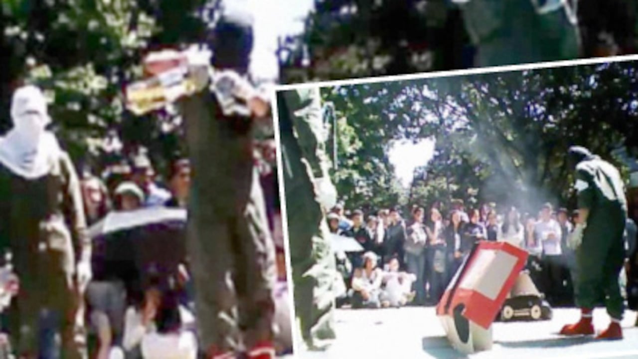 En este video un grupo de encapuchados explica a algunos estudiantes de la universidad Pedagógica de Bogotá cómo fabricar y usar un coctel molotov.