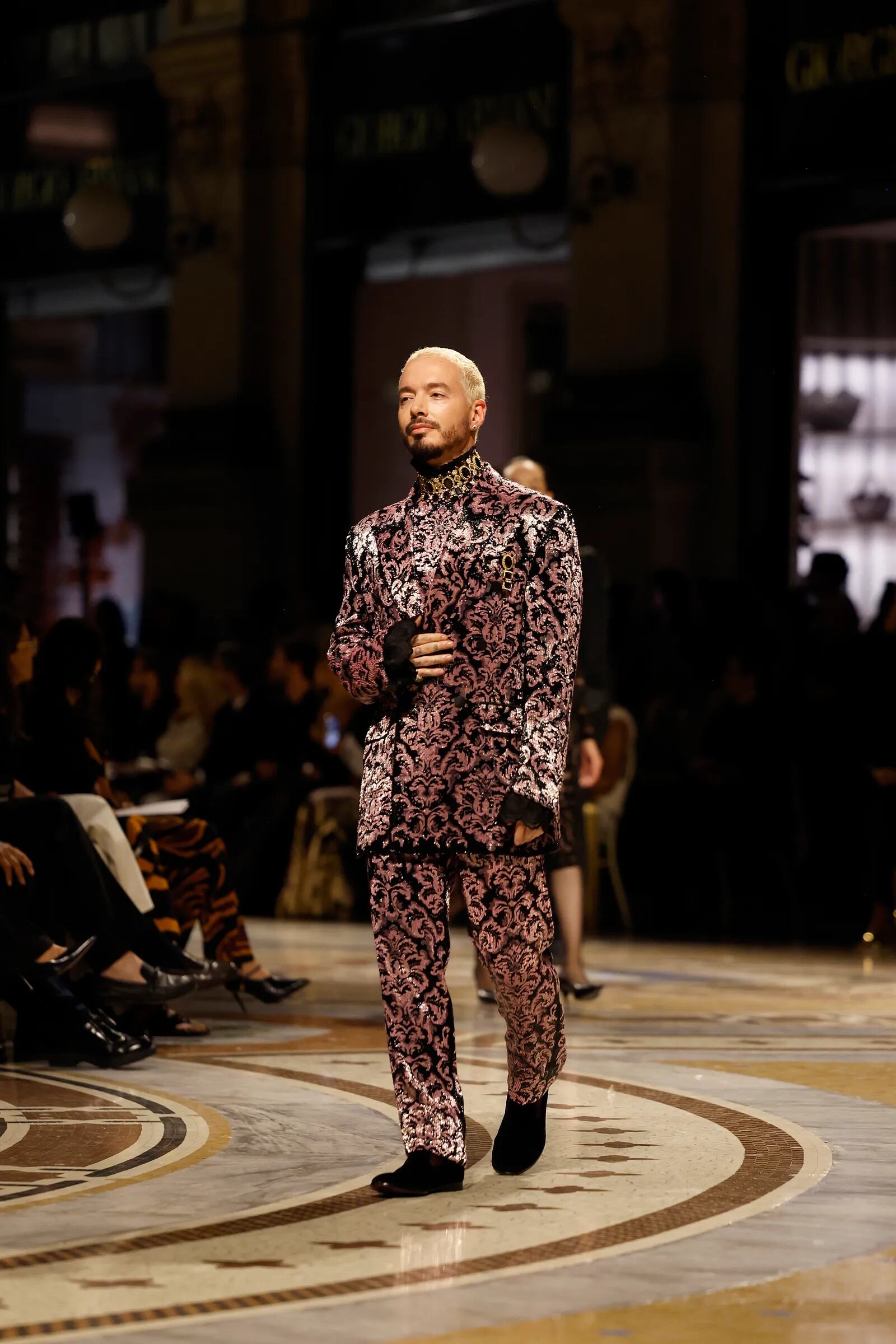 J Balvin participó en Vogue World Milano 2026, formando parte de la selección de figuras de la moda, la música y la cultura que se reunieron en Milán para celebrar la creatividad, la moda y la artesanía.