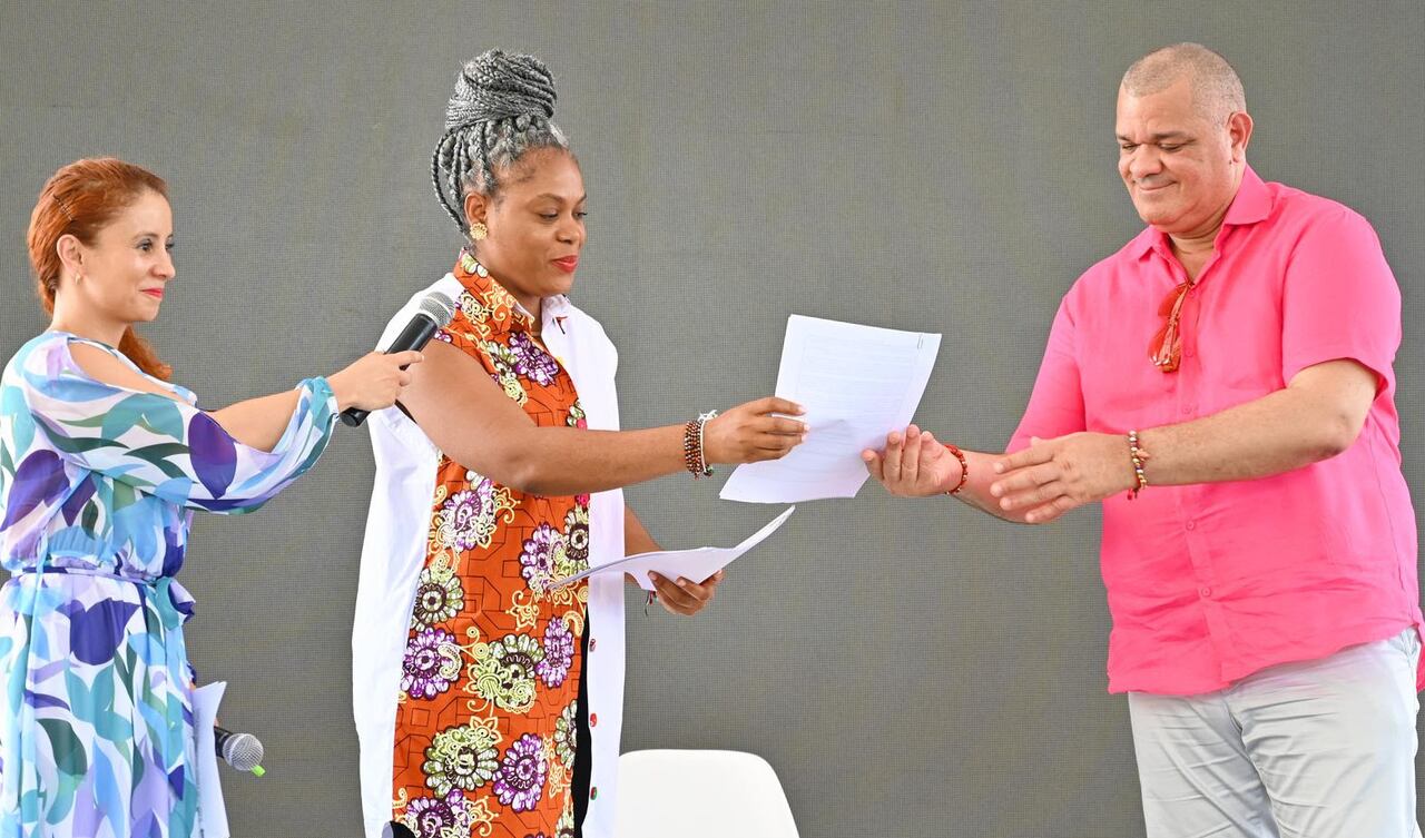 Ministra de Educación le hace la entrega oficial de los registros calificados a Carlos Arturo Robles Julio, rector de Uniguajira.