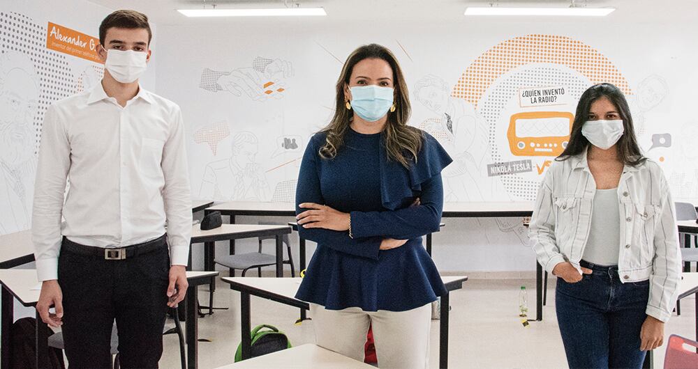 El alumno David Orlando Chaparro, la rectora Mónica Ramírez y la estudiante Andrea Cárdenas, quien obtuvo un Icfes perfecto.