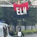 Aparece otra bandera del ELN colgada en un puente del sur de Bogotá.