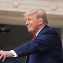 El presidente Donald Trump pronuncia un discurso durante la 158.ª conmemoración del Día Nacional de los Caídos en Guerras.