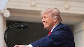 El presidente Donald Trump pronuncia un discurso durante la 158.ª conmemoración del Día Nacional de los Caídos en Guerras.