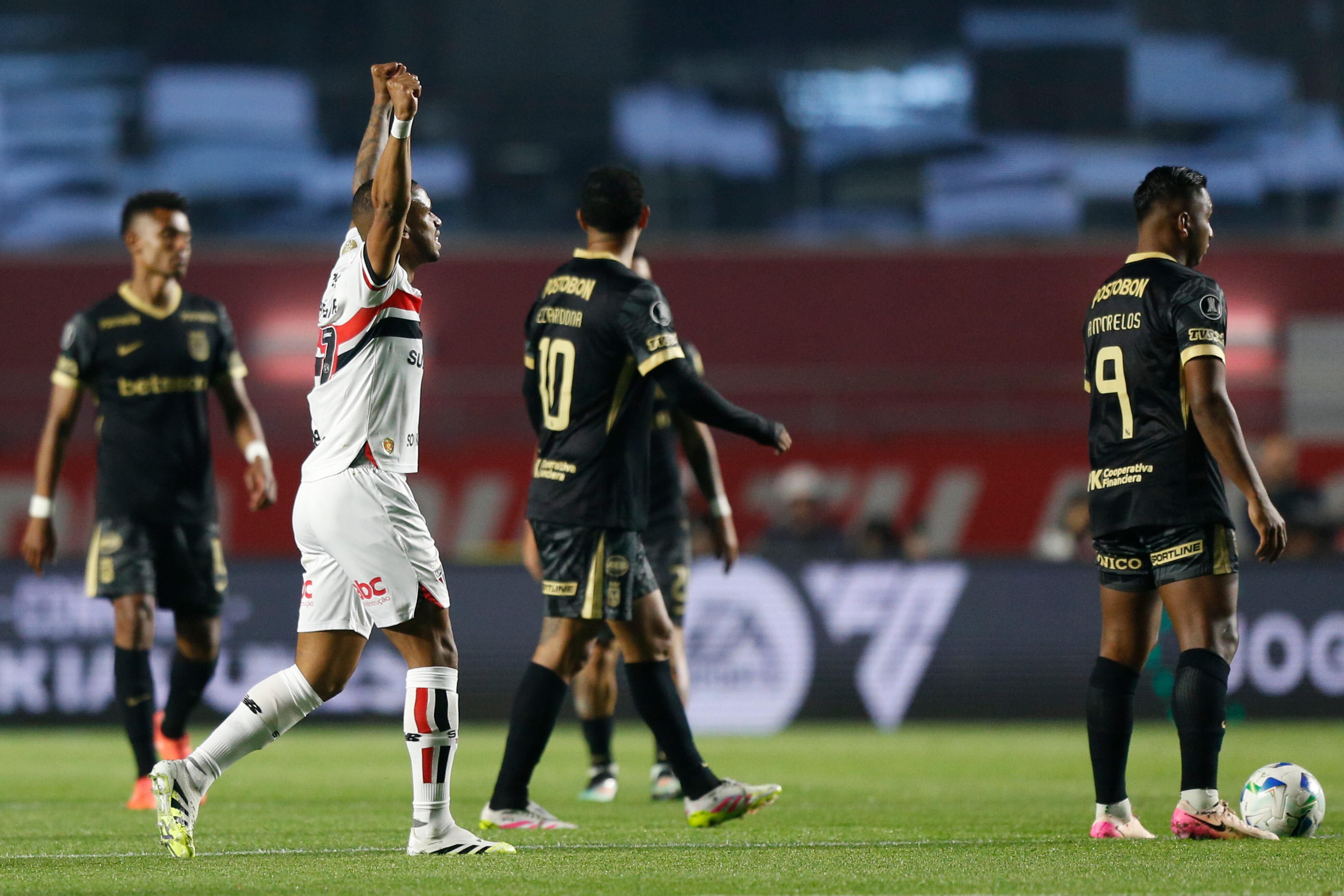 SAO PAULO, BRAZIL - AUGUST 19: Andre Silva of Sao Paulo celebrates after scoring his team first goal during the Copa CONMEBOL Libertadores 2025 Round of 16 second leg match between Sao Paulo and Atletico Nacional at MorumBIS Stadium on August 19, 2025 in Sao Paulo, Brazil. (Photo by Miguel Schincariol/Getty Images)