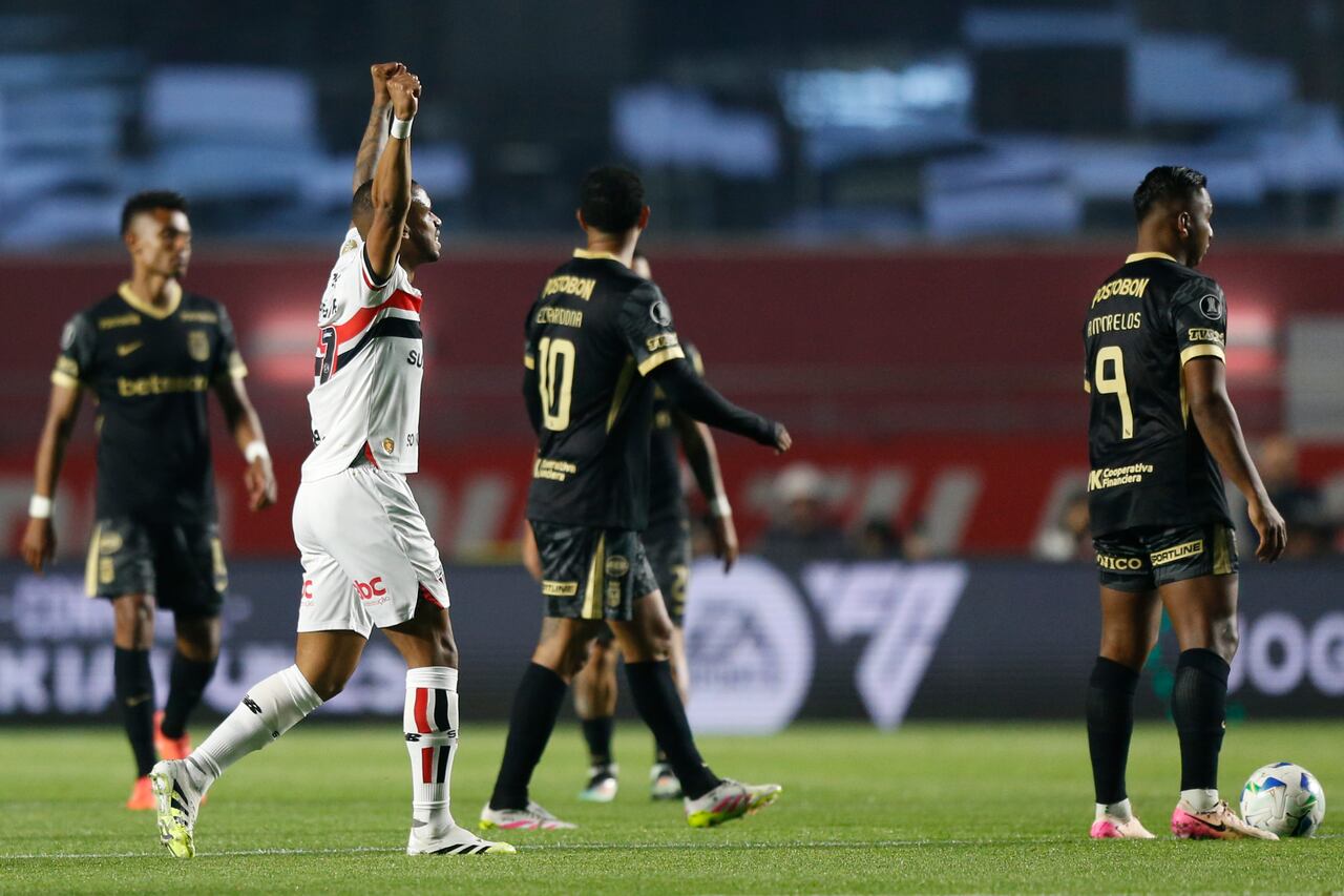SAO PAULO, BRAZIL - AUGUST 19: Andre Silva of Sao Paulo celebrates after scoring his team first goal during the Copa CONMEBOL Libertadores 2025 Round of 16 second leg match between Sao Paulo and Atletico Nacional at MorumBIS Stadium on August 19, 2025 in Sao Paulo, Brazil. (Photo by Miguel Schincariol/Getty Images)