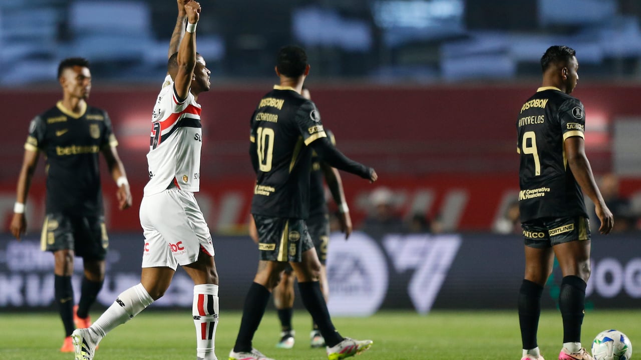 SAO PAULO, BRAZIL - AUGUST 19: Andre Silva of Sao Paulo celebrates after scoring his team first goal during the Copa CONMEBOL Libertadores 2025 Round of 16 second leg match between Sao Paulo and Atletico Nacional at MorumBIS Stadium on August 19, 2025 in Sao Paulo, Brazil. (Photo by Miguel Schincariol/Getty Images)