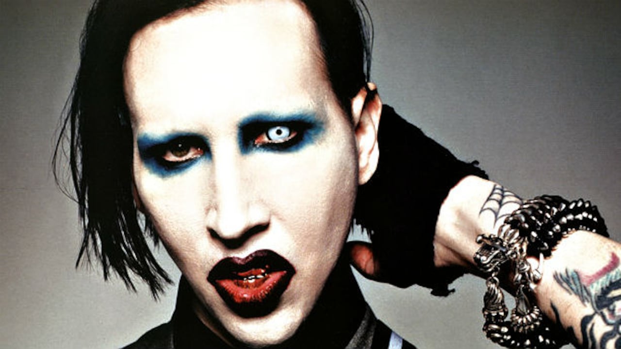 El artista confirmó en su cuenta de Twitter su alianza con la casa Saint Laurent.