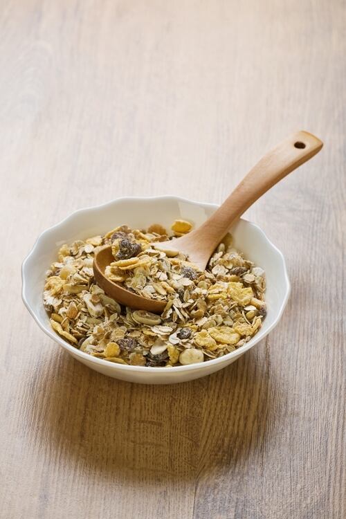 GRANOLA. Se suele relacionar este alimento con una dieta saludable y poco calórica. Sin embargo, la granola es una gran fuente de calorías: por 100 gramos, el cuerpo recibe entre 300 y 400 calorías, dependiendo de  su composición (si tiene frutos secos, pasas, etc…). Foto: Ingimage