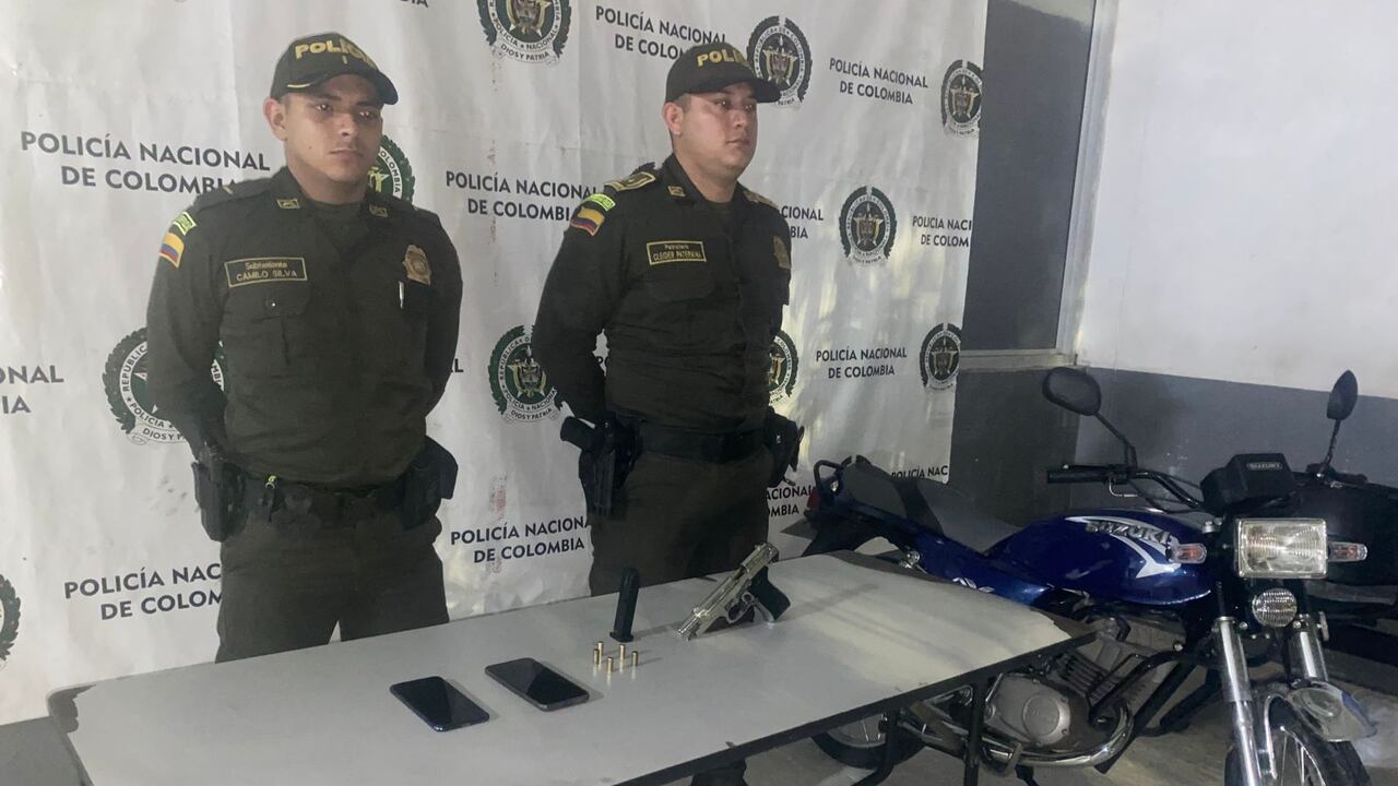 Esta fue el arma con la que el presunto delincuente disparó contra los uniformados, junto a ella dos celulares también incautados.