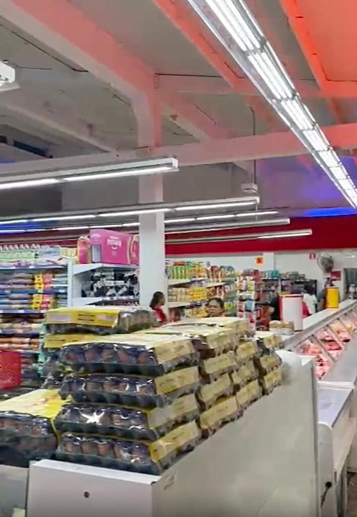 En el video se observa a las personas correr dentro del lugar, tratando de huir