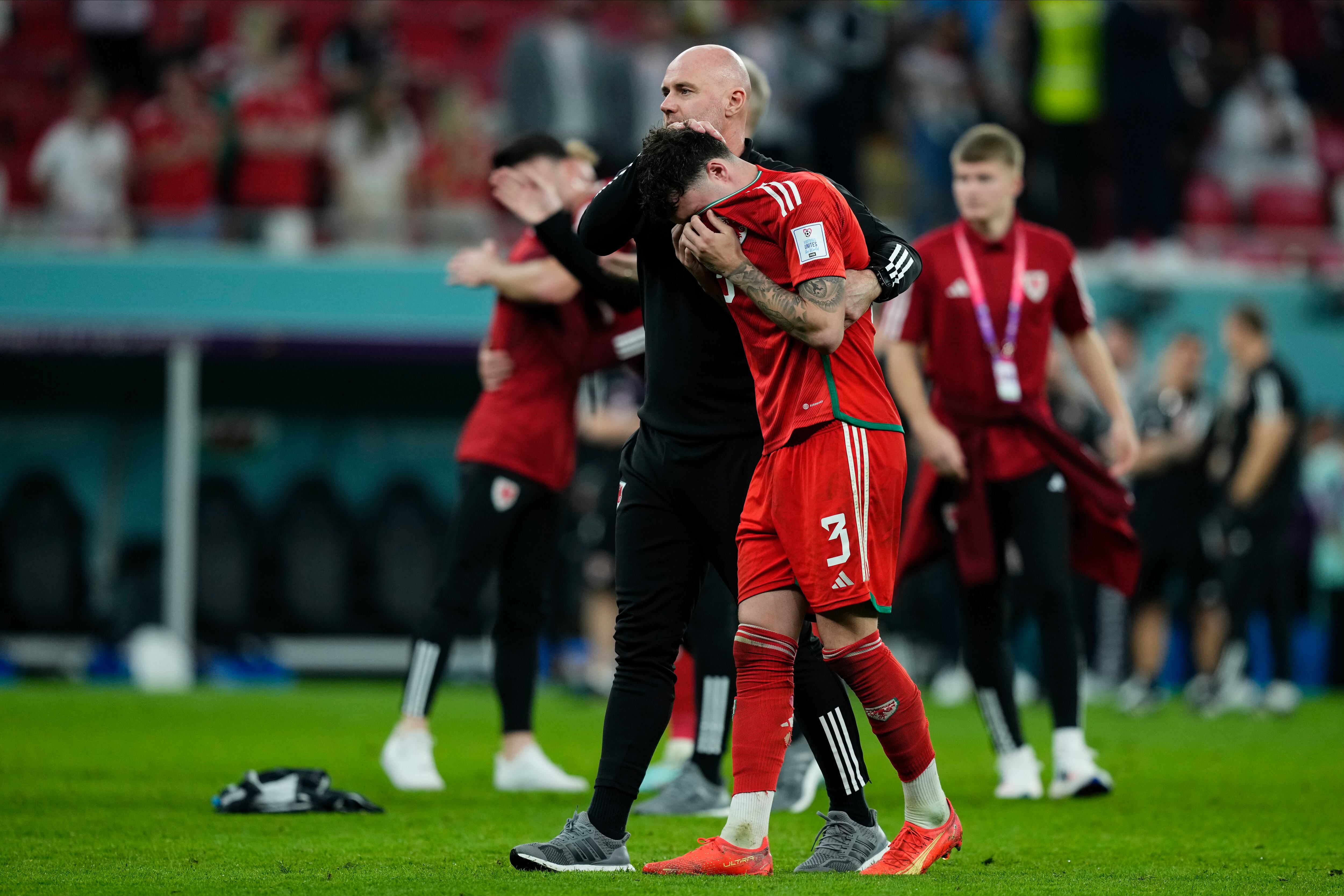 Neco Williams, lateral derecho de Gales y Nottingham Forest llorando después del partido del Grupo B de la Copa Mundial de la FIFA Qatar 2022 entre Estados Unidos y Gales en el Estadio Ahmad Bin Ali el 21 de noviembre de 2022 en Doha, Qatar.