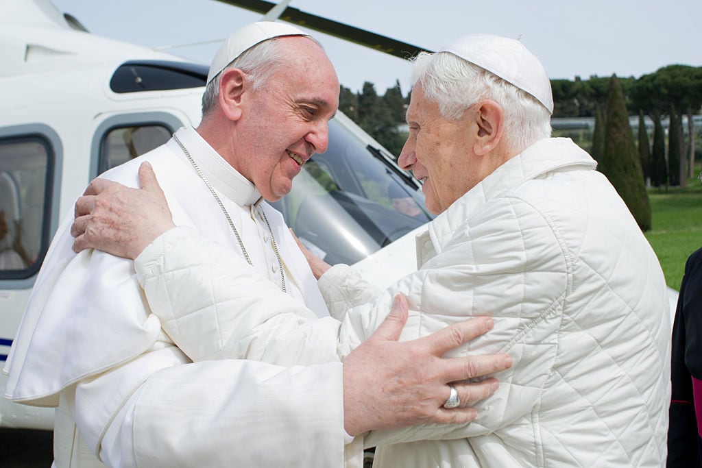 Abrazo Papa Francisco y Papa Benedicto XVI