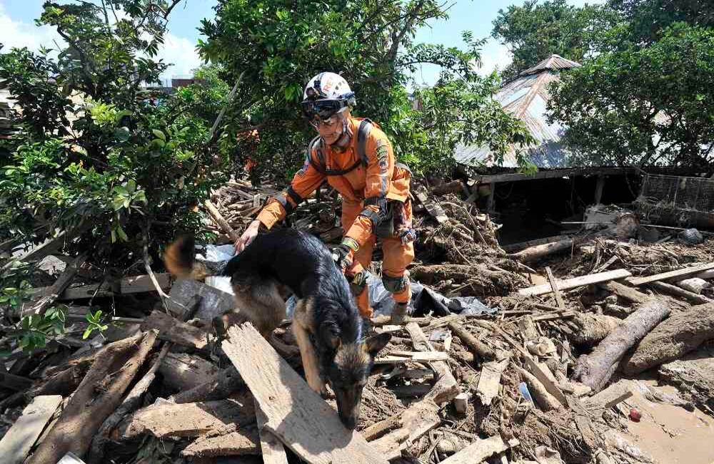 Una mujer de la Defensa Civil realiza labores de rescate con su perro el martes 4 de abril de 2017, luego que la noche del 31 de marzo una avalancha provocada por el desbordamiento de tres ríos (el Mocoa, Mulato y Sangoyaco), arrasó con todo lo que encontró a su paso. Hasta el momento la cifra de muertos se eleva a  por lo menos 280 victimas, entre ellas 144 niños. Foto: Carlos Julio Martínez / Enviado Especial de Semana