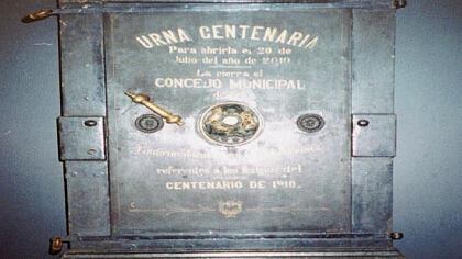La máquina del tiempo
En 2010 se abrirá una urna con textos y objetos depositados en ella en 1910. Toda clase de recordatorios (arriba) y monumentos (abajo) se hicieron durate esa celebración 