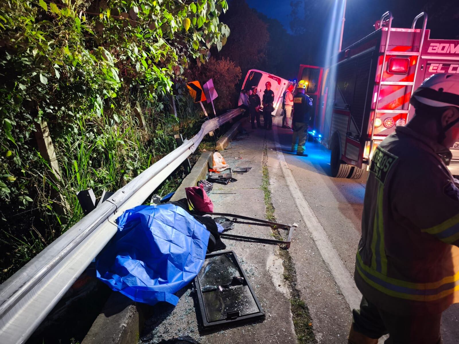 Bomberos socorren heridos en la vía La Mesa tras accidente de bus intermunicipal.